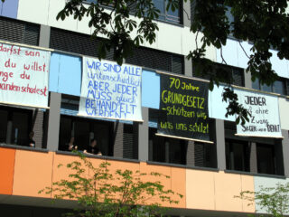 70 Jahre Grundgesetz, Transparente am St. Ursula Gymnasium in Freiburg