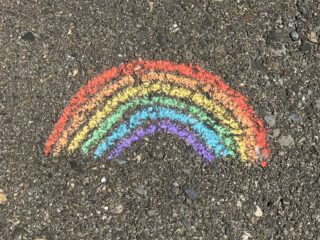 Pride Flagge auf Asphalt