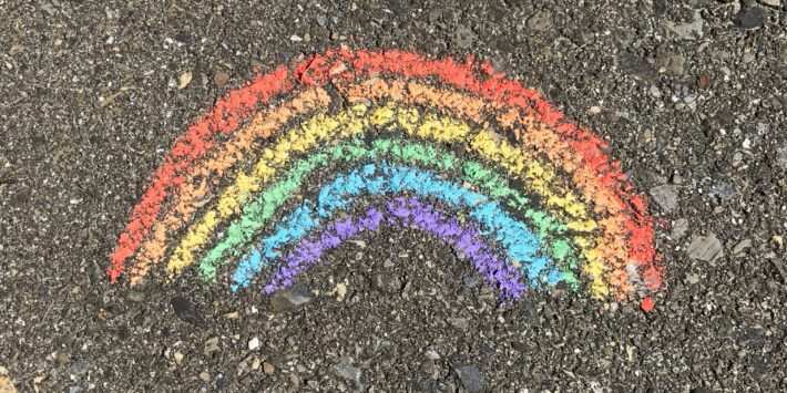 Pride Flagge auf Asphalt