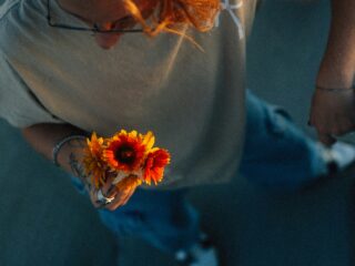 Ein junger Mensch mit Blume