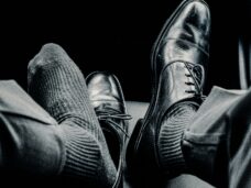 Schwarze Schuhe auf Autositz