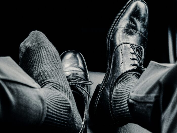 Schwarze Schuhe auf Autositz